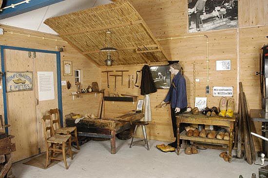 Afbeelding 2 van Busreis klompenmuseum in Eelde en orchideeënbedrijf in Haren